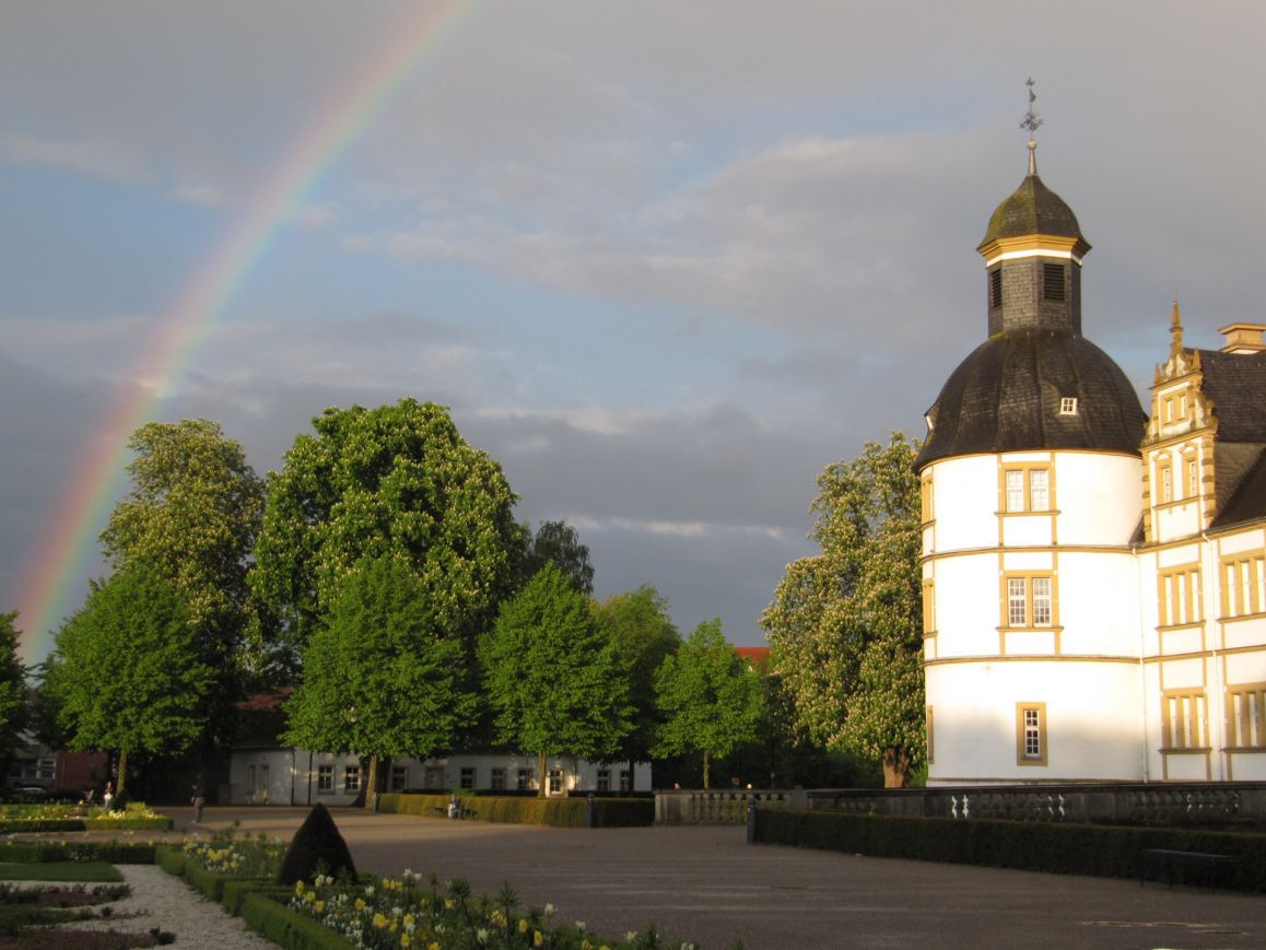 egenbogen über Schloss Neuhaus | Mara Dicke